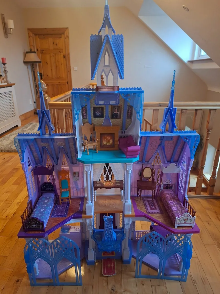 Frozen castle - Image 4