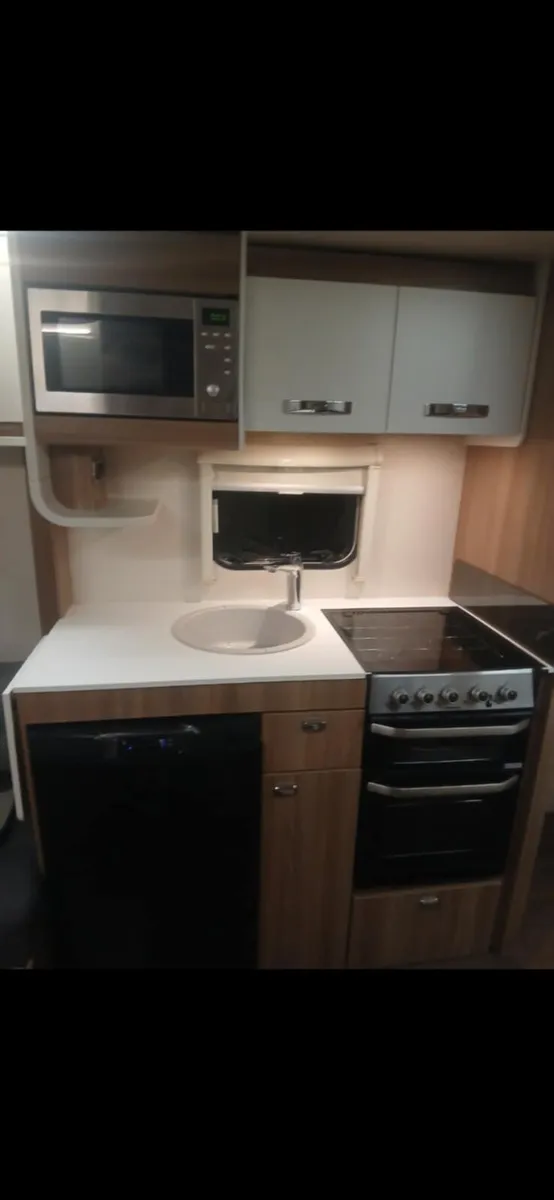 2018 caravan - Image 3