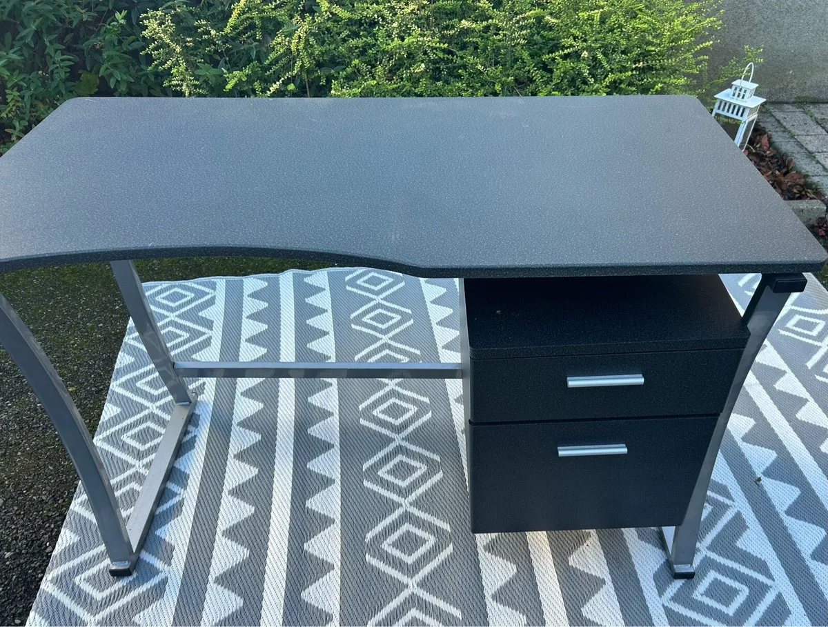 Study desk - Image 1