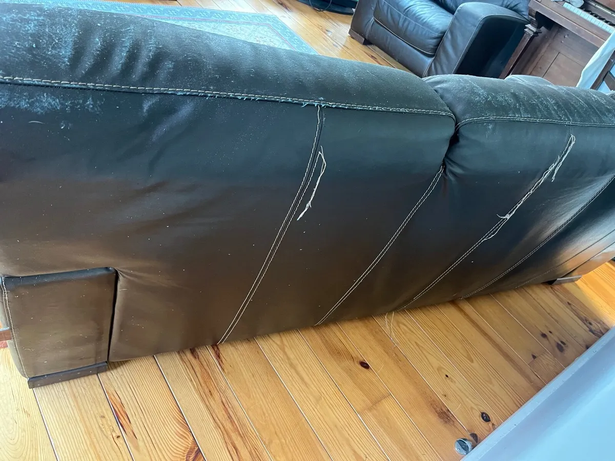 stylish 3 piece Italian leather suite - Image 3