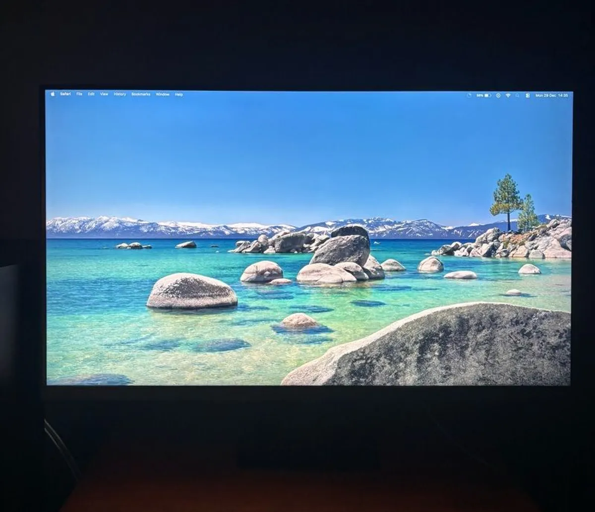 4K 32 inch Samsung Viewfinity S7 (6 months old) - Image 1