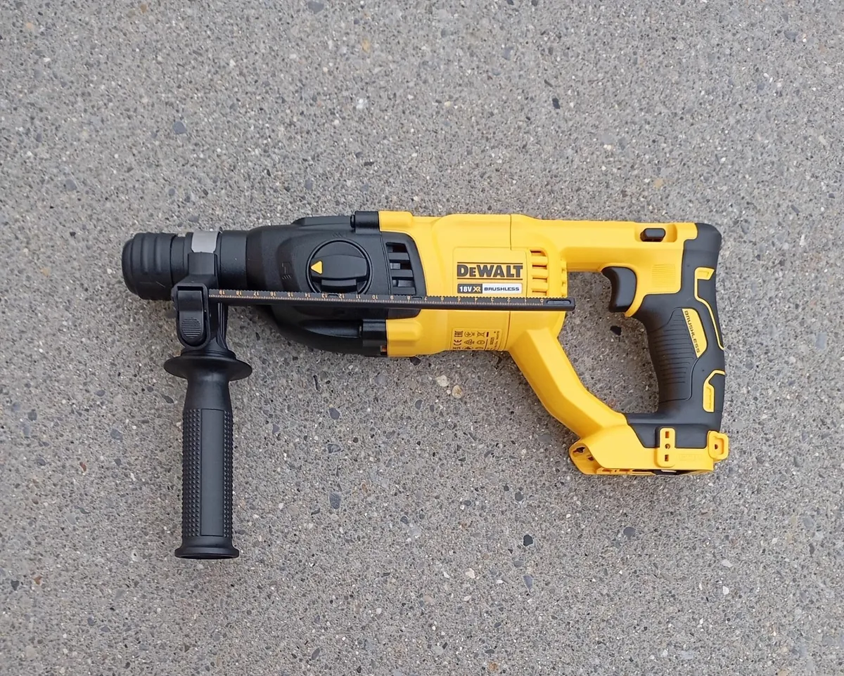 DeWalt dch033 SDS Masonry Drill - Image 2