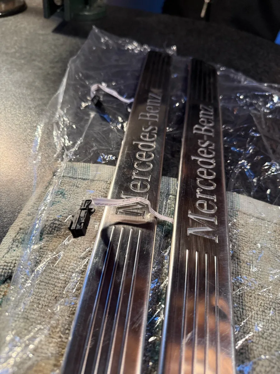 Mercedes-Benz illuminated door trim - Image 1