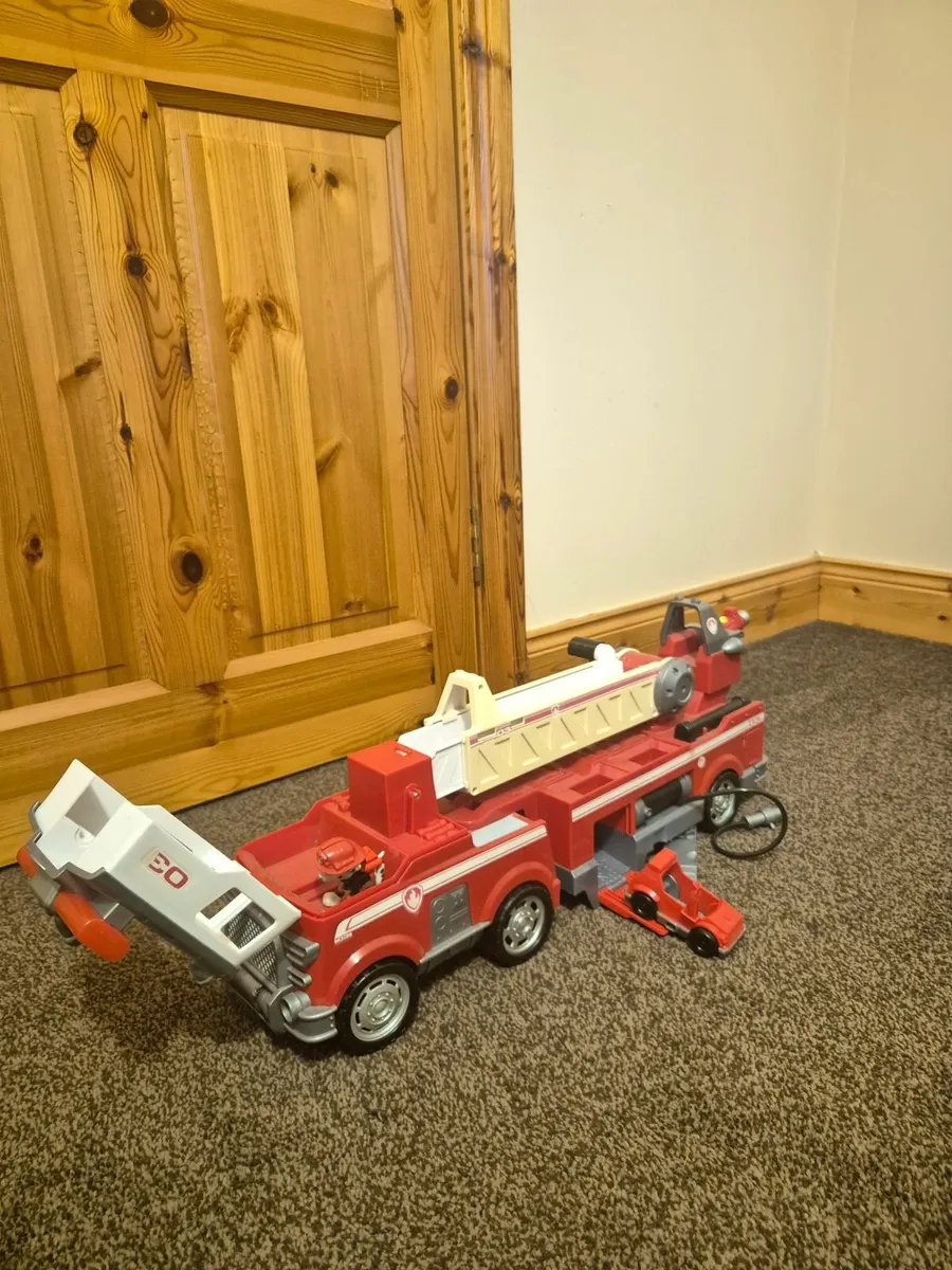 Paw patrol ultimate fire truck - Image 2