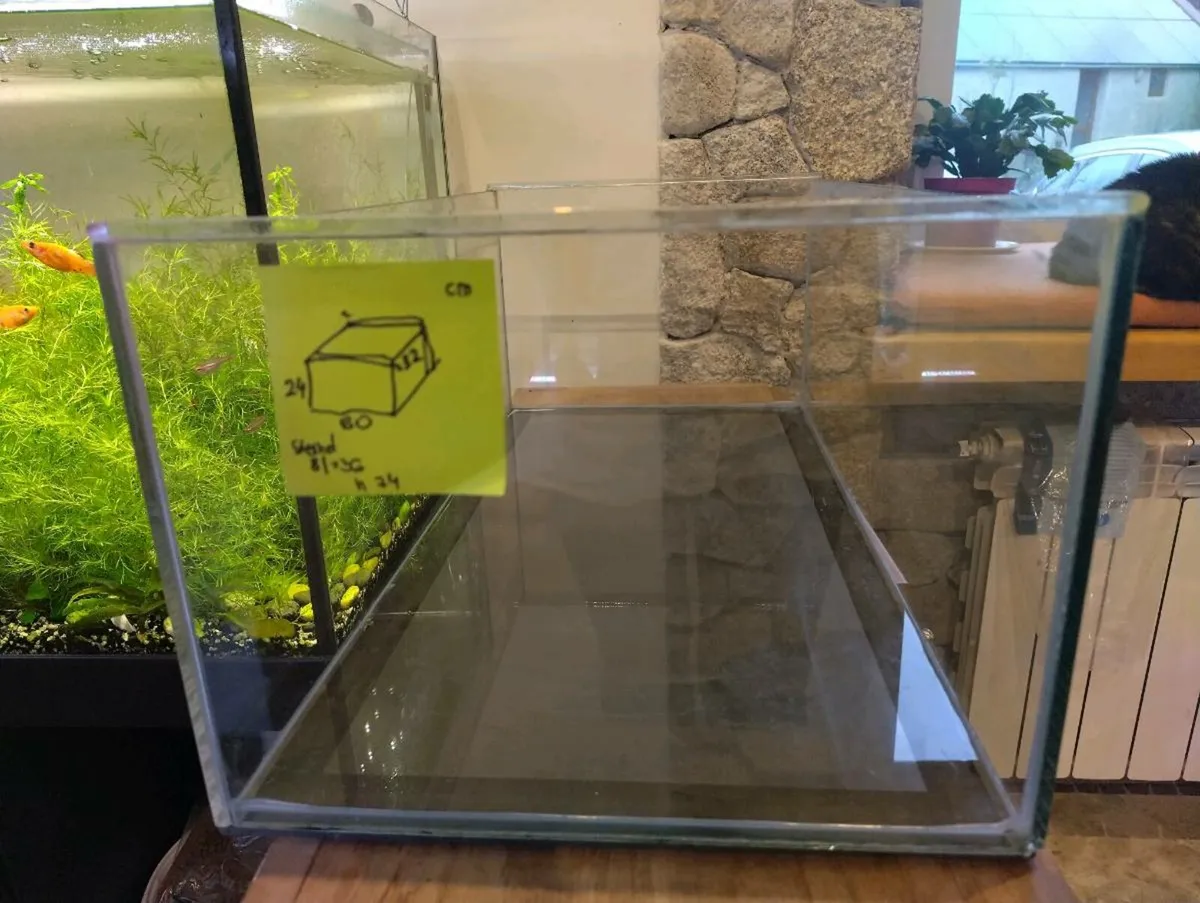 Fish tank with stand - Image 1