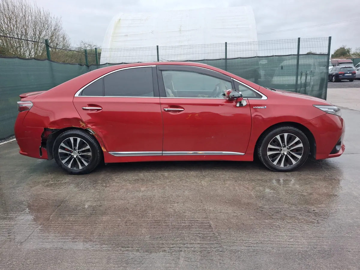 2015 Toyota sai  / Corolla  Hybrid  Automatic - Image 2