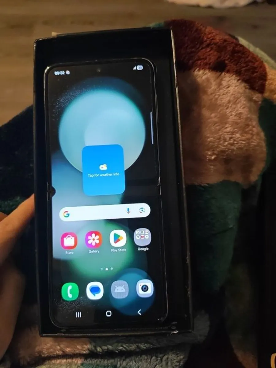 galaxy z flip 5 - Image 1