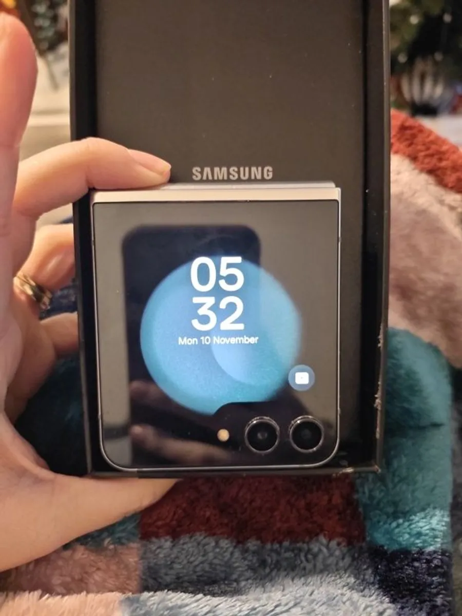 galaxy z flip 5 - Image 2
