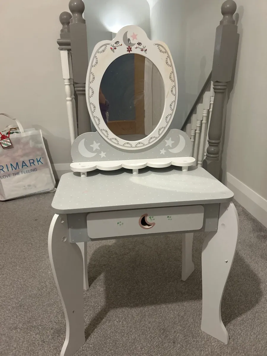 Kids vanity table