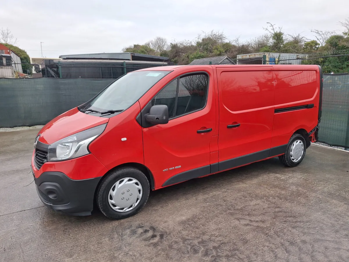 2017 Renault Trafic  Light Damage - Image 1