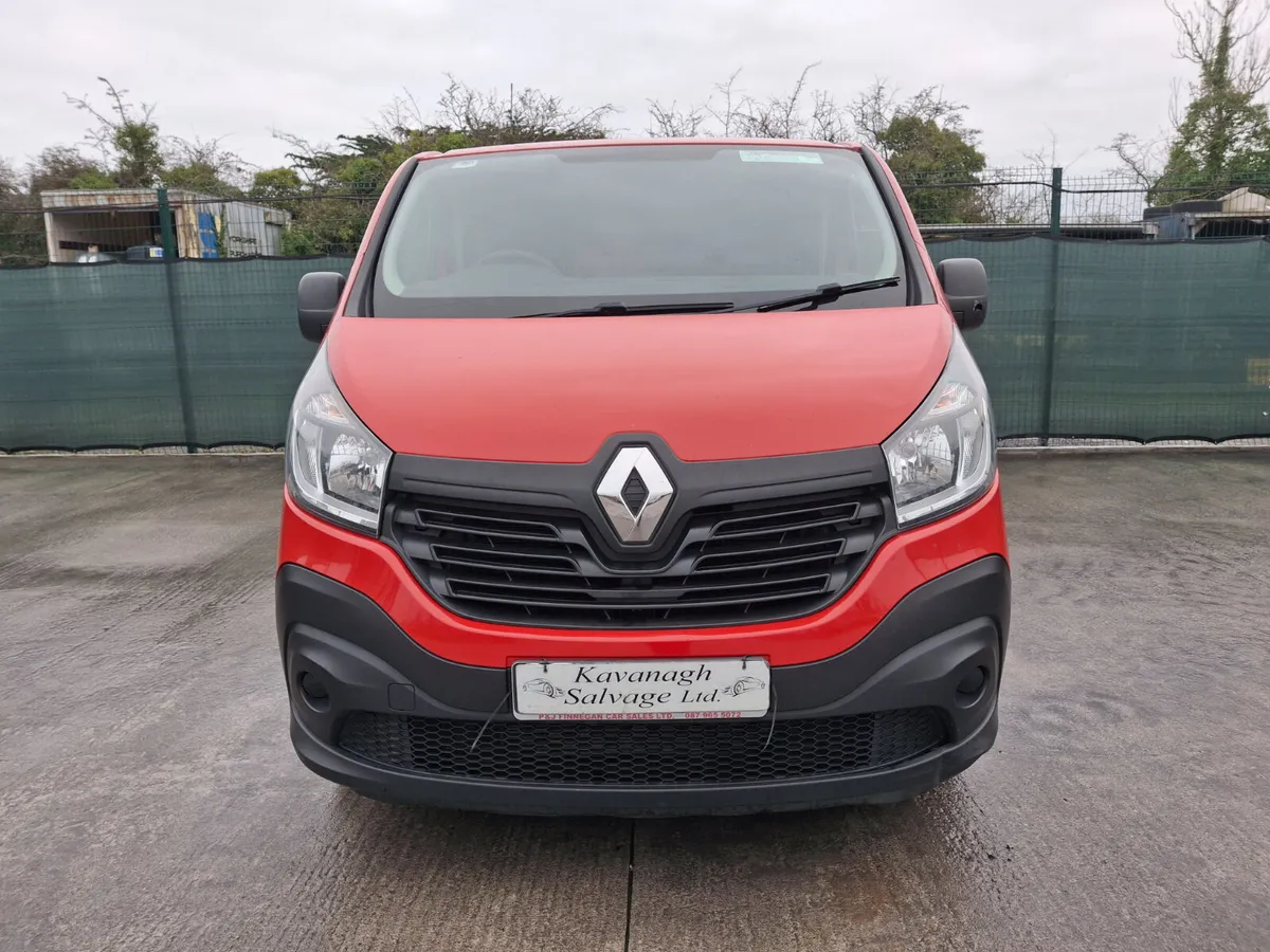 2017 Renault Trafic  Light Damage - Image 2