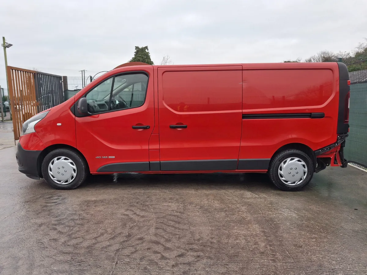 2017 Renault Trafic  Light Damage - Image 3