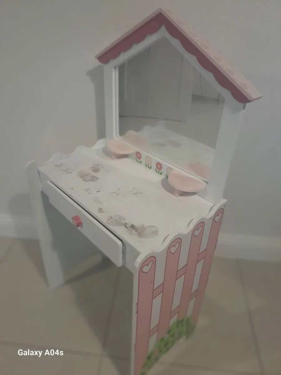 Girls vanity table - Image 2