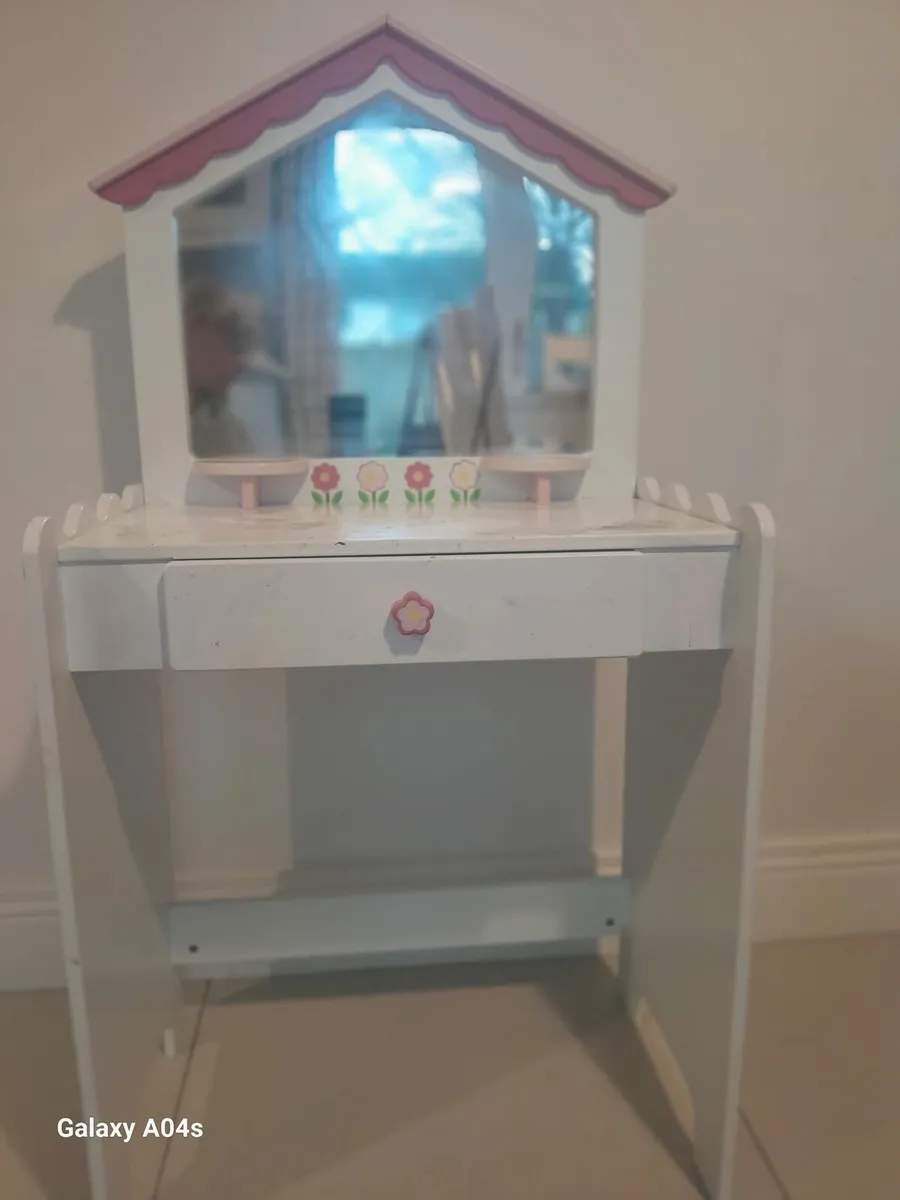 Girls vanity table - Image 3