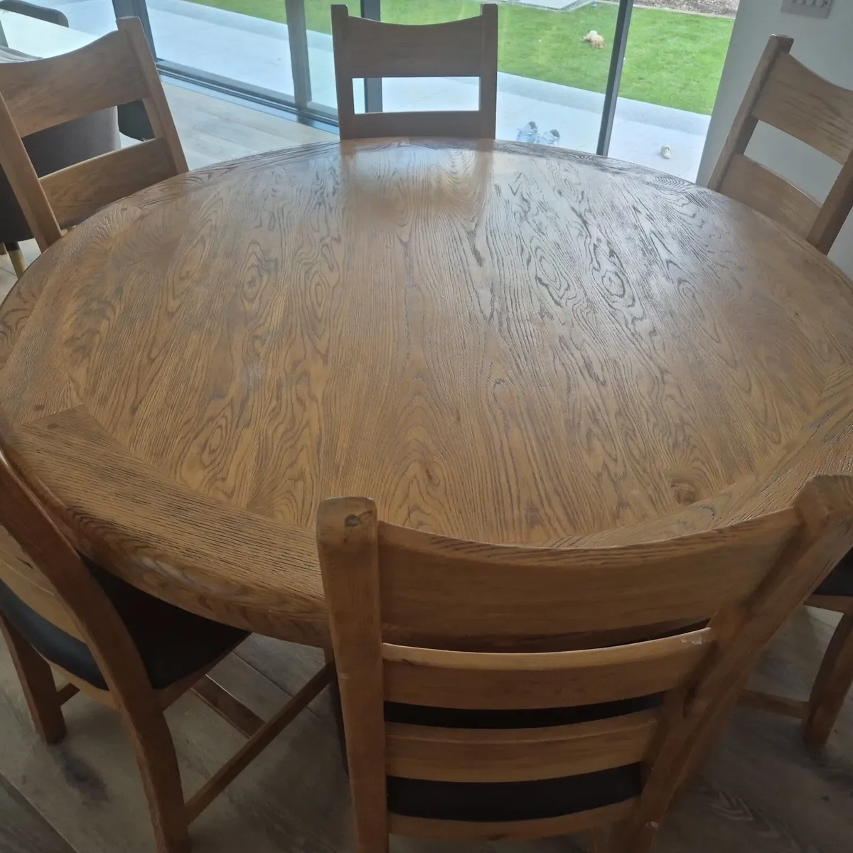 Solid oak table with 6 dining chairs - Image 1