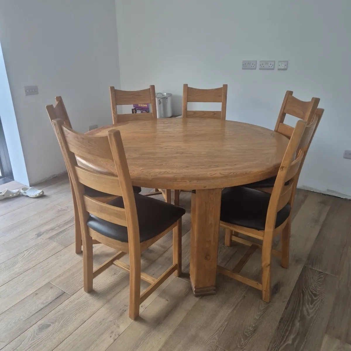 Solid oak table with 6 dining chairs - Image 2