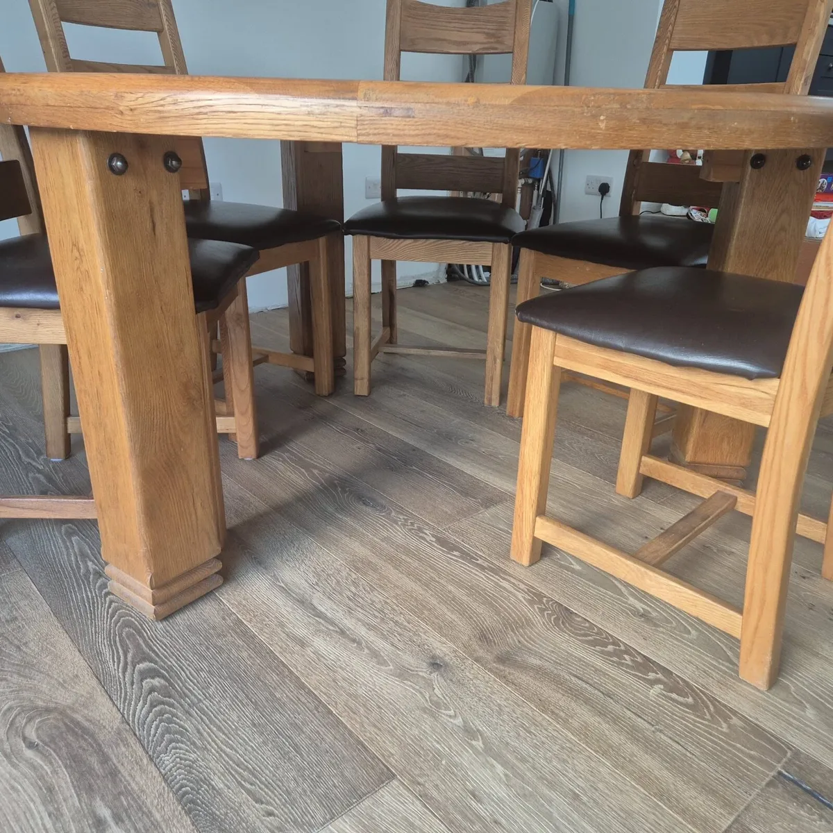 Solid oak table with 6 dining chairs - Image 3