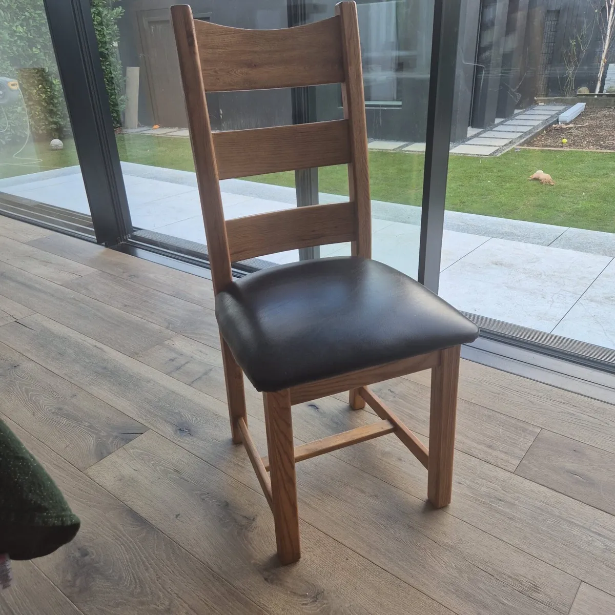 Solid oak table with 6 dining chairs - Image 4