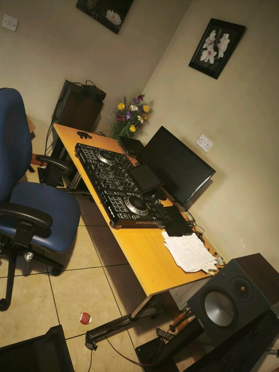 Denon prime 4 with black flightcase magma - Image 2