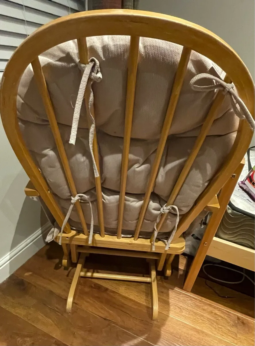 Rocking chair ideal for nursery - Image 2