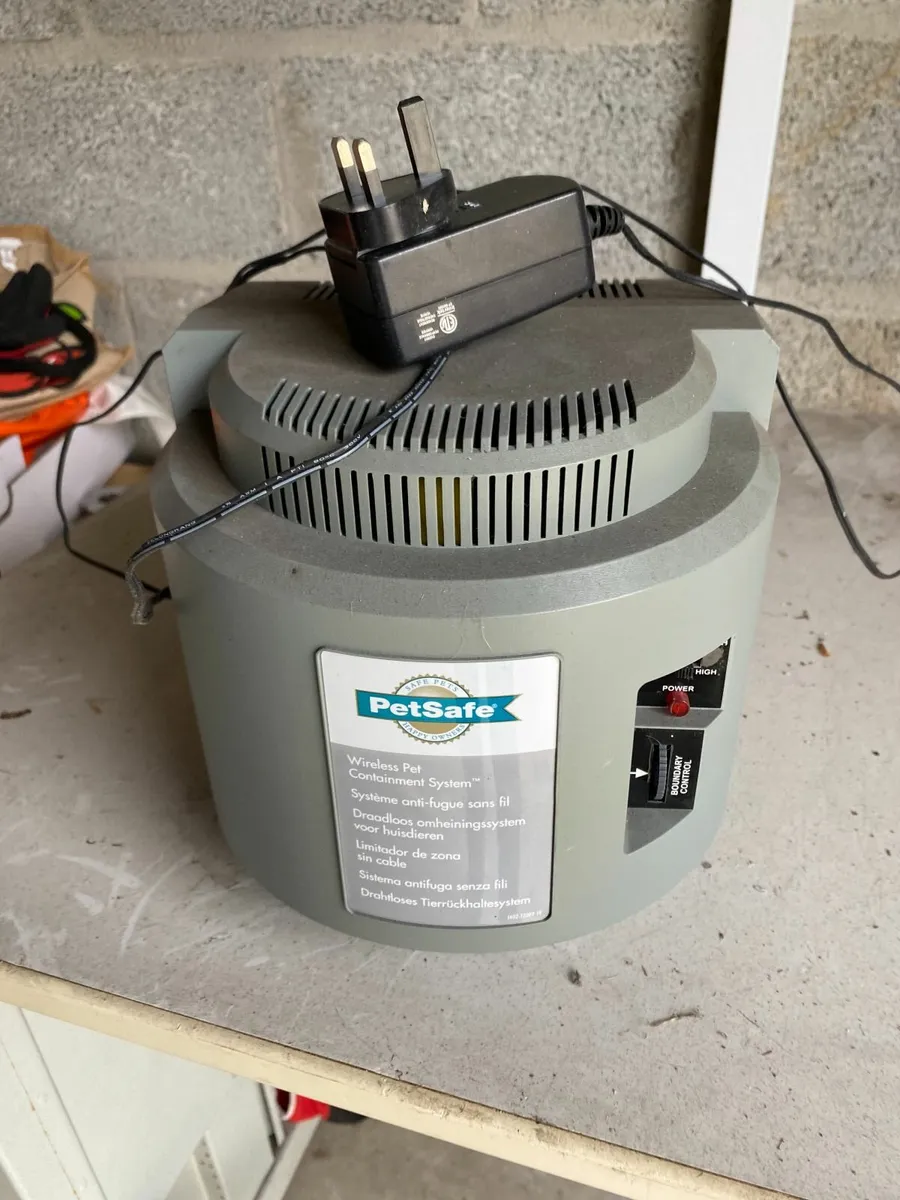 PetSafe Wireless Dog System Base + 3 Collars - Image 2