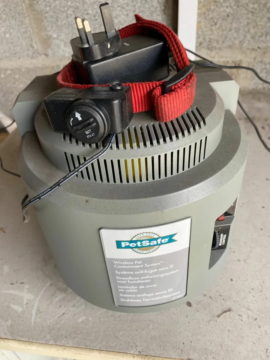 PetSafe Wireless Dog System Base + 3 Collars - Image 1