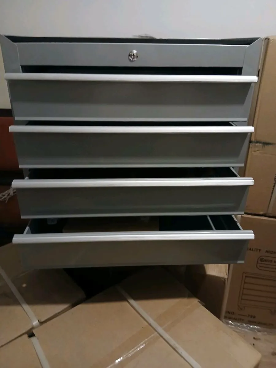 Tools box and tools on sael - Image 1