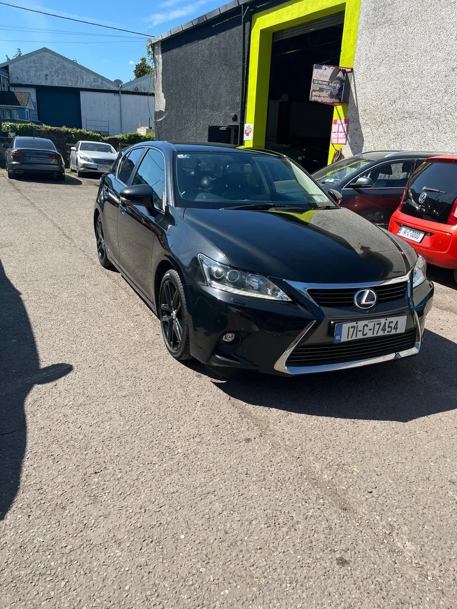 Lexus CT200h Hybrid-2017 - Image 1