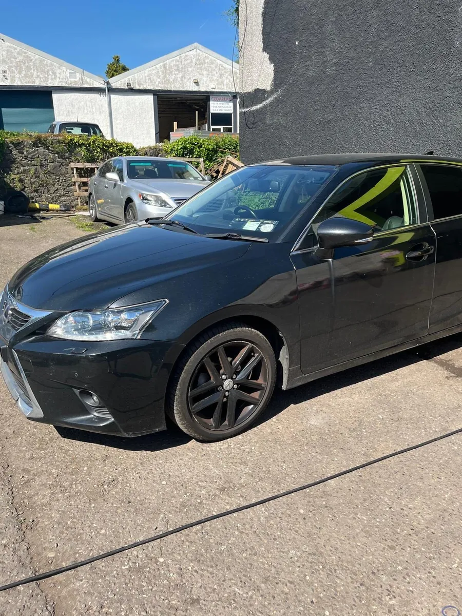 Lexus CT200h Hybrid-2017 - Image 2