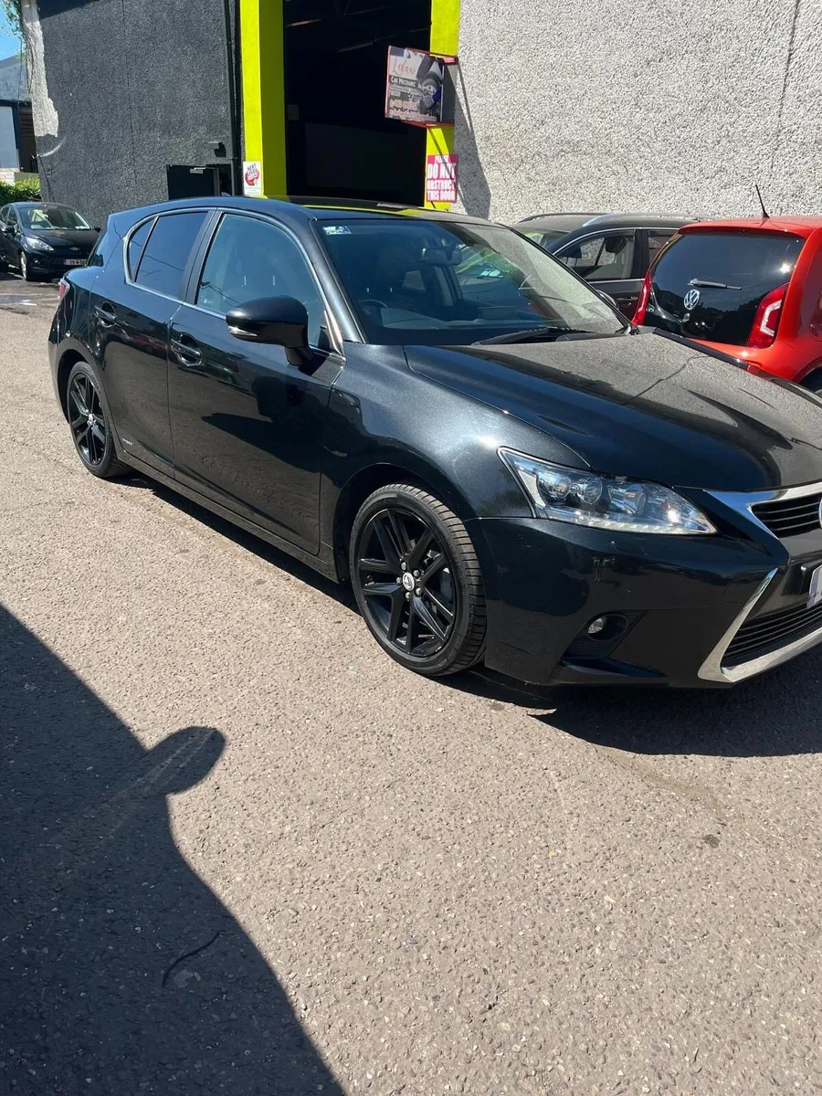 Lexus CT200h Hybrid-2017 - Image 3