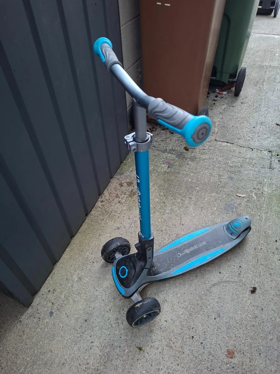 Globber 3 wheel scooter - Image 1