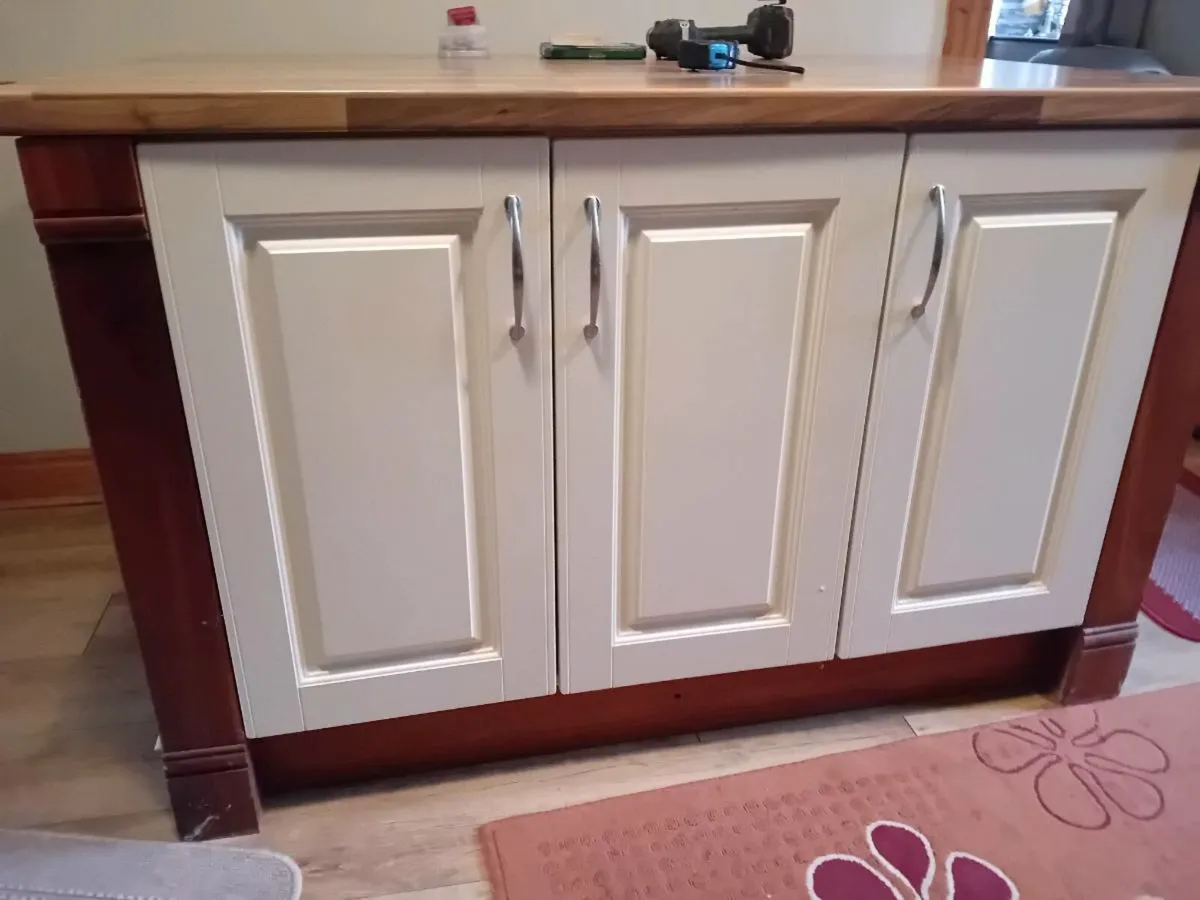 Kitchen island - Image 1