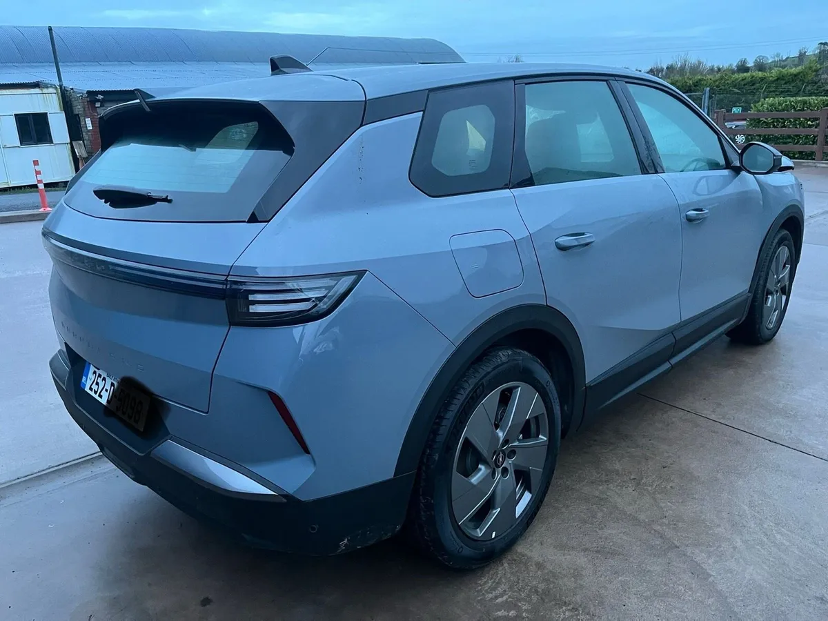 252 Opel Grandland - Image 2