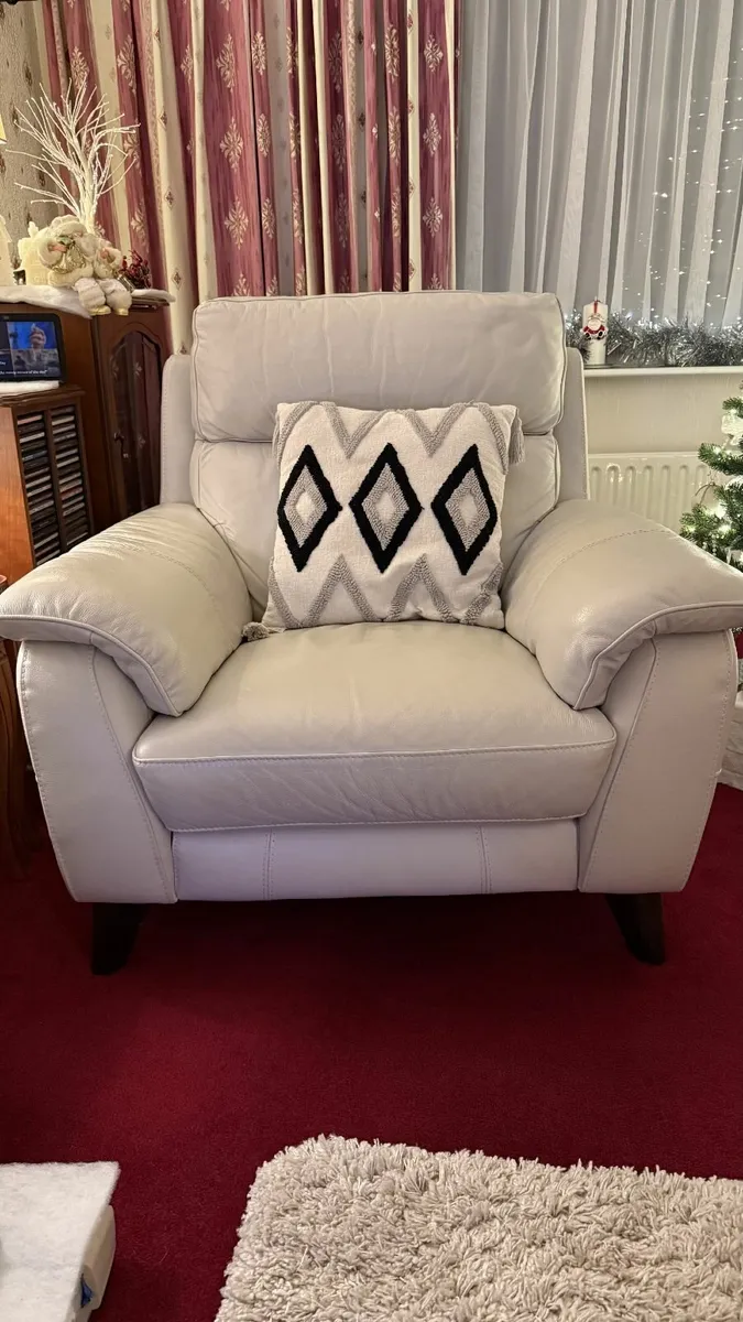 Quality Settee - Image 1