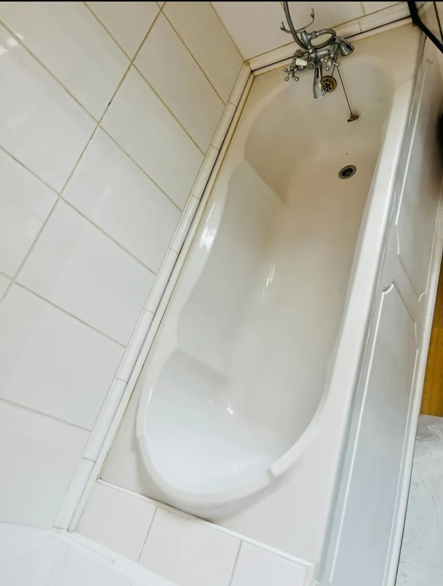 Traditional corner bathtub and taps - Image 1