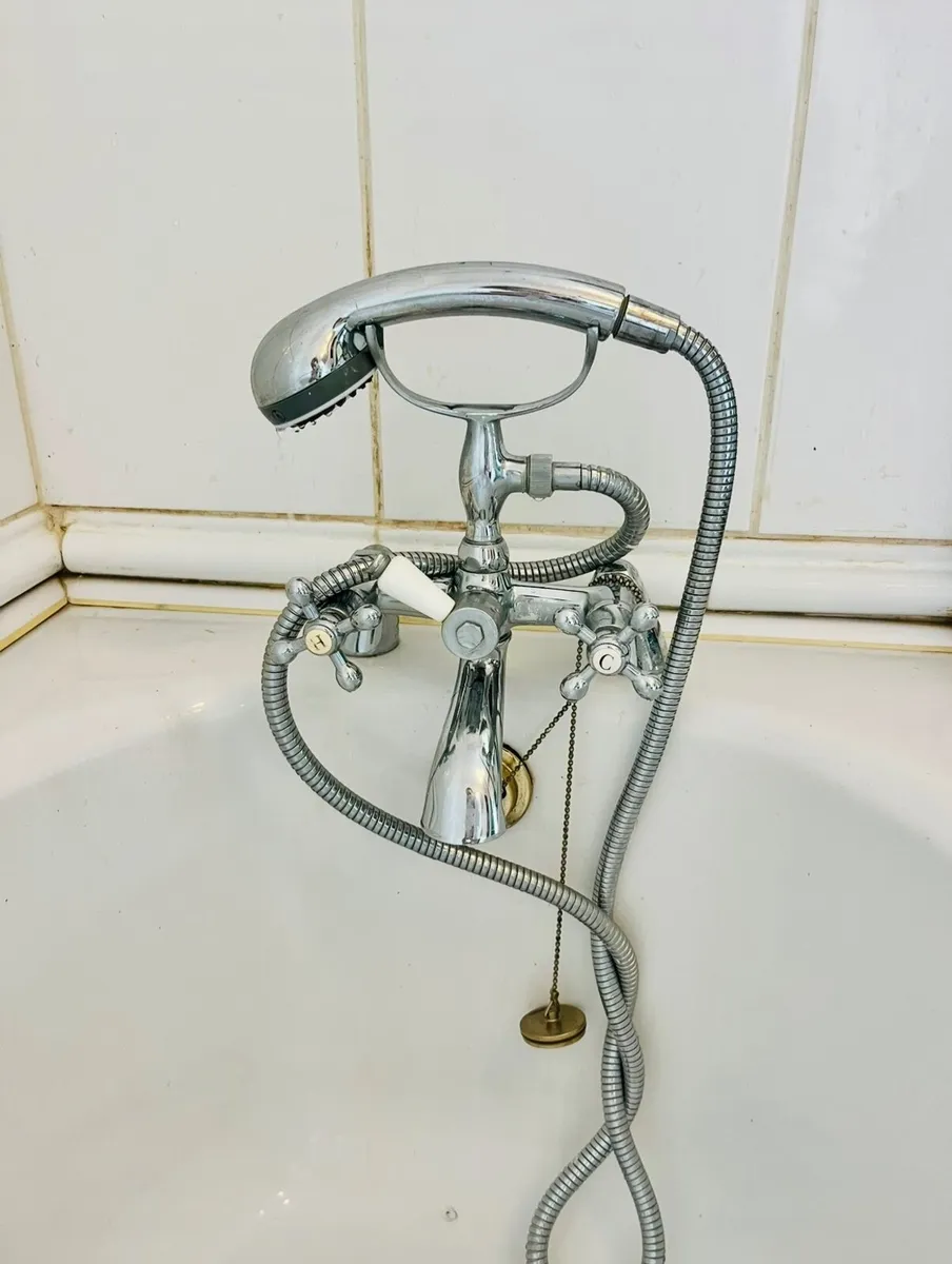 Traditional corner bathtub and taps - Image 2