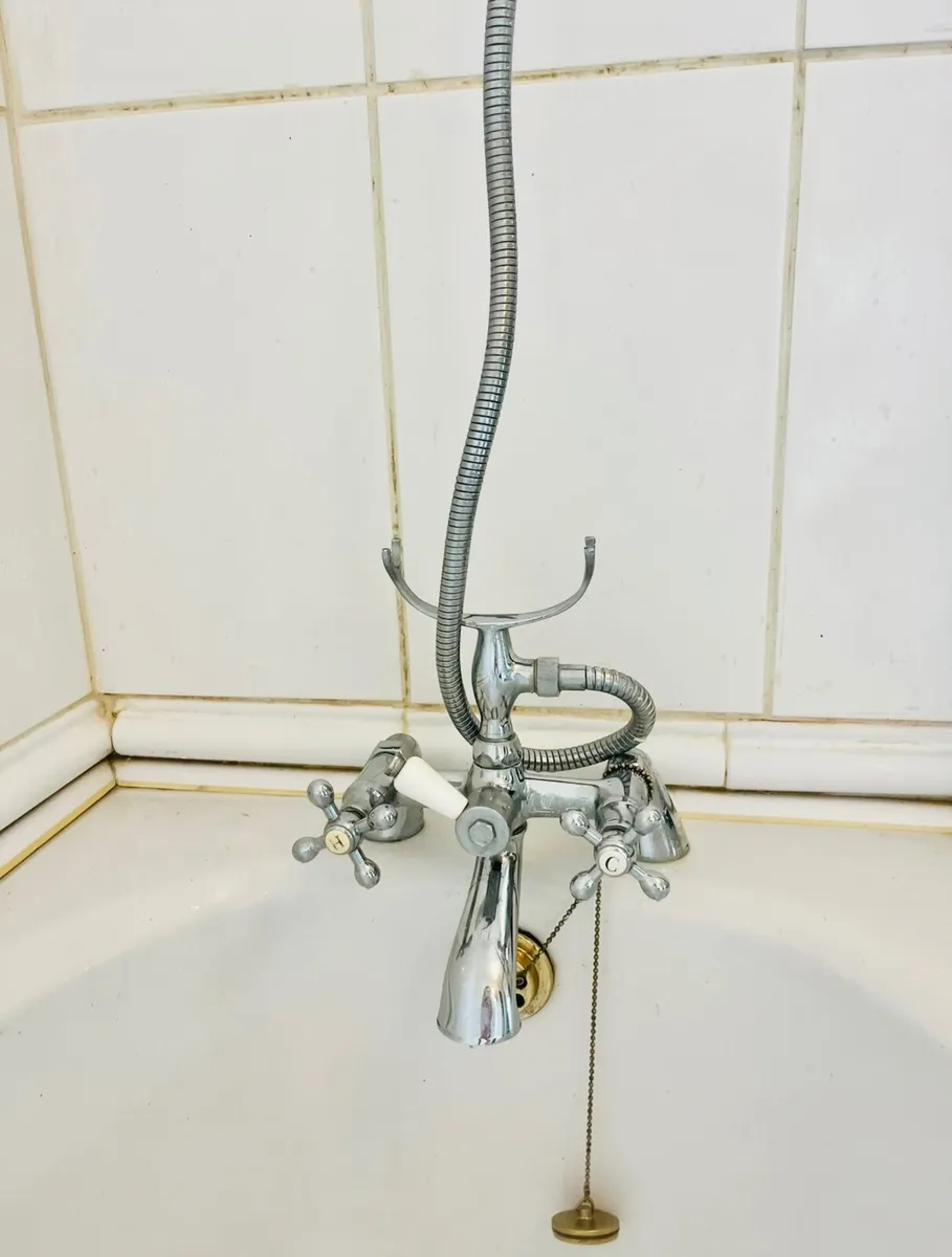 Traditional corner bathtub and taps - Image 3