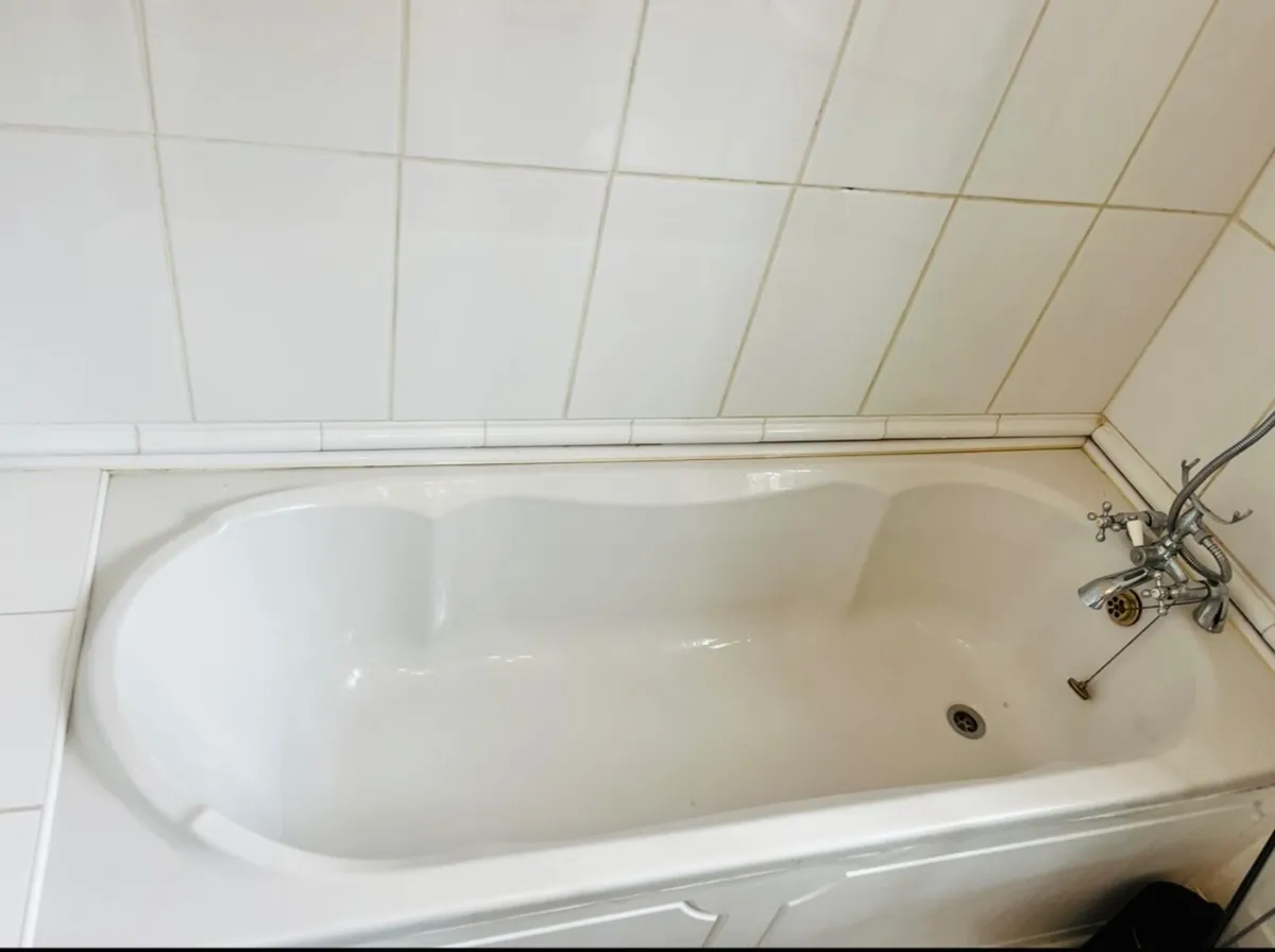 Traditional corner bathtub and taps - Image 4