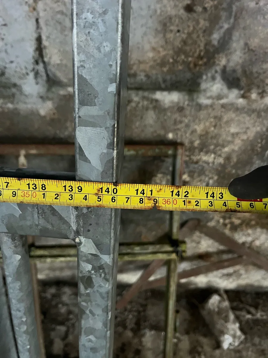 stable front with door and dividers - Image 2