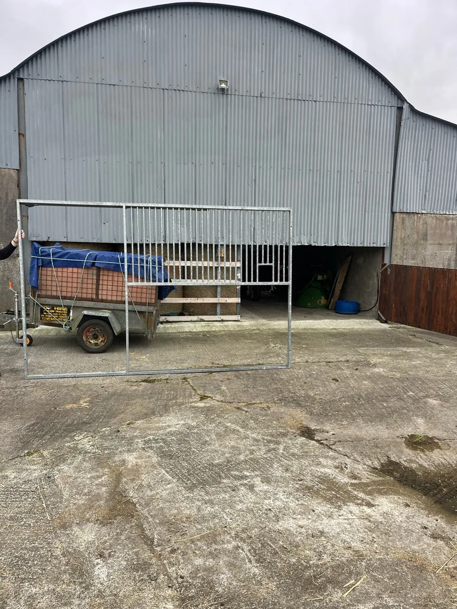 stable front with door and dividers - Image 4