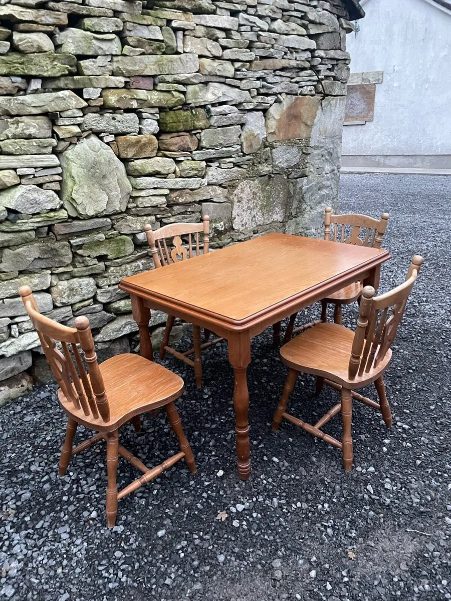 Table with 4 chairs - Image 1