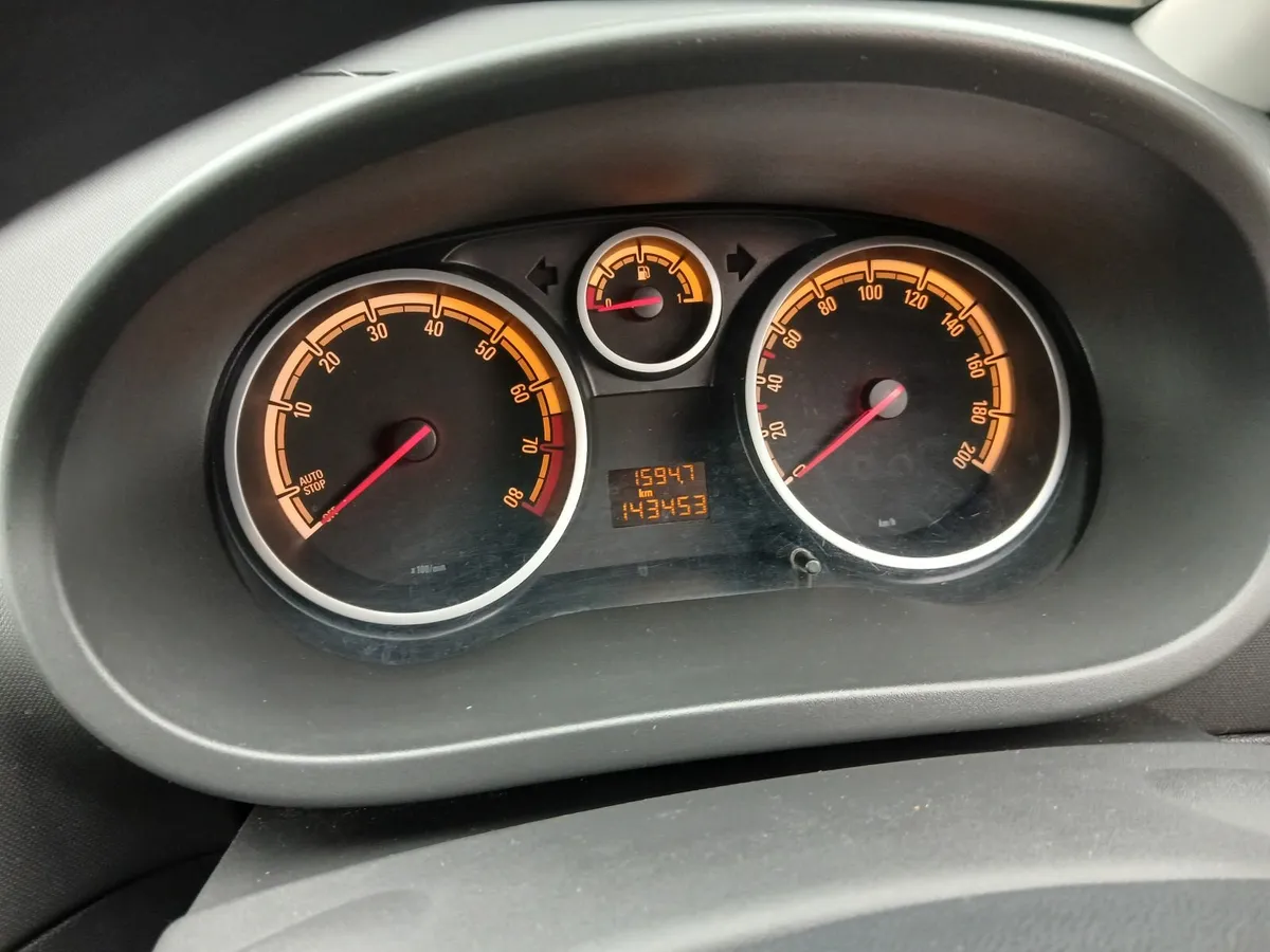 Opel Corsa 2012 - Image 2
