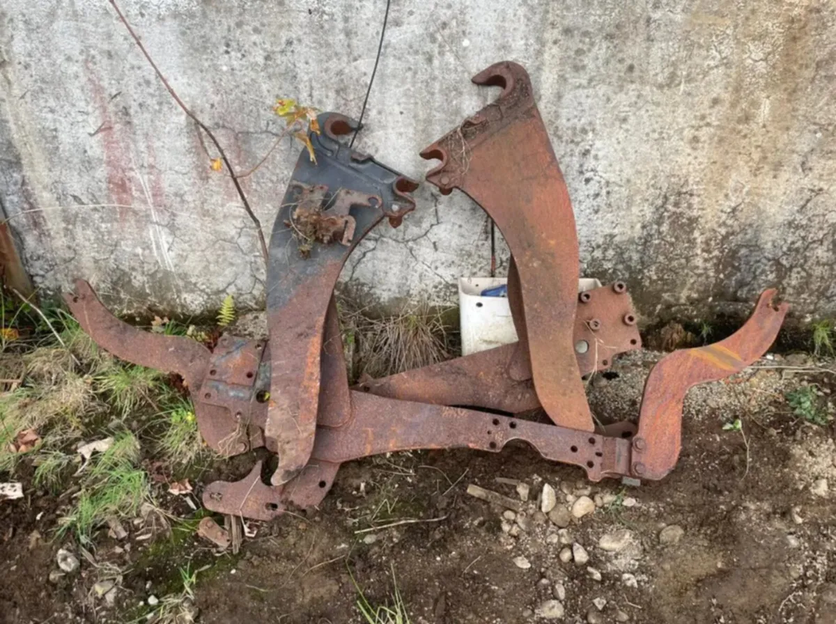 Selection of loader brackets - Image 1