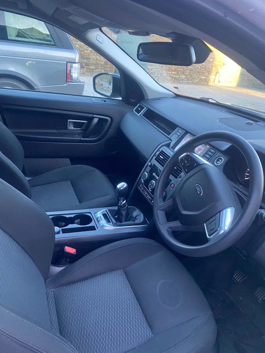 Land Rover Discovery Sport 2017 - Image 3