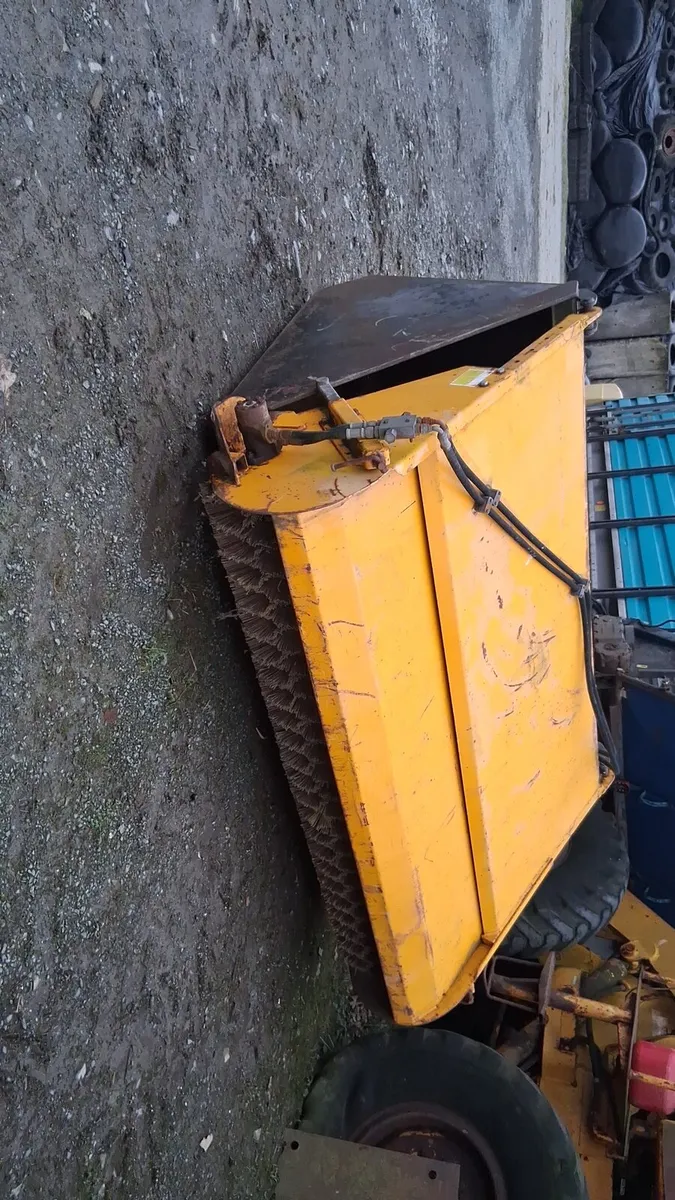 Bucket Road Brush Manitou Brackets - Image 1