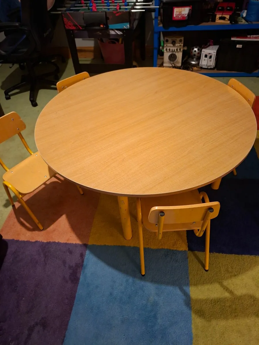 Kids table & chairs - Image 1