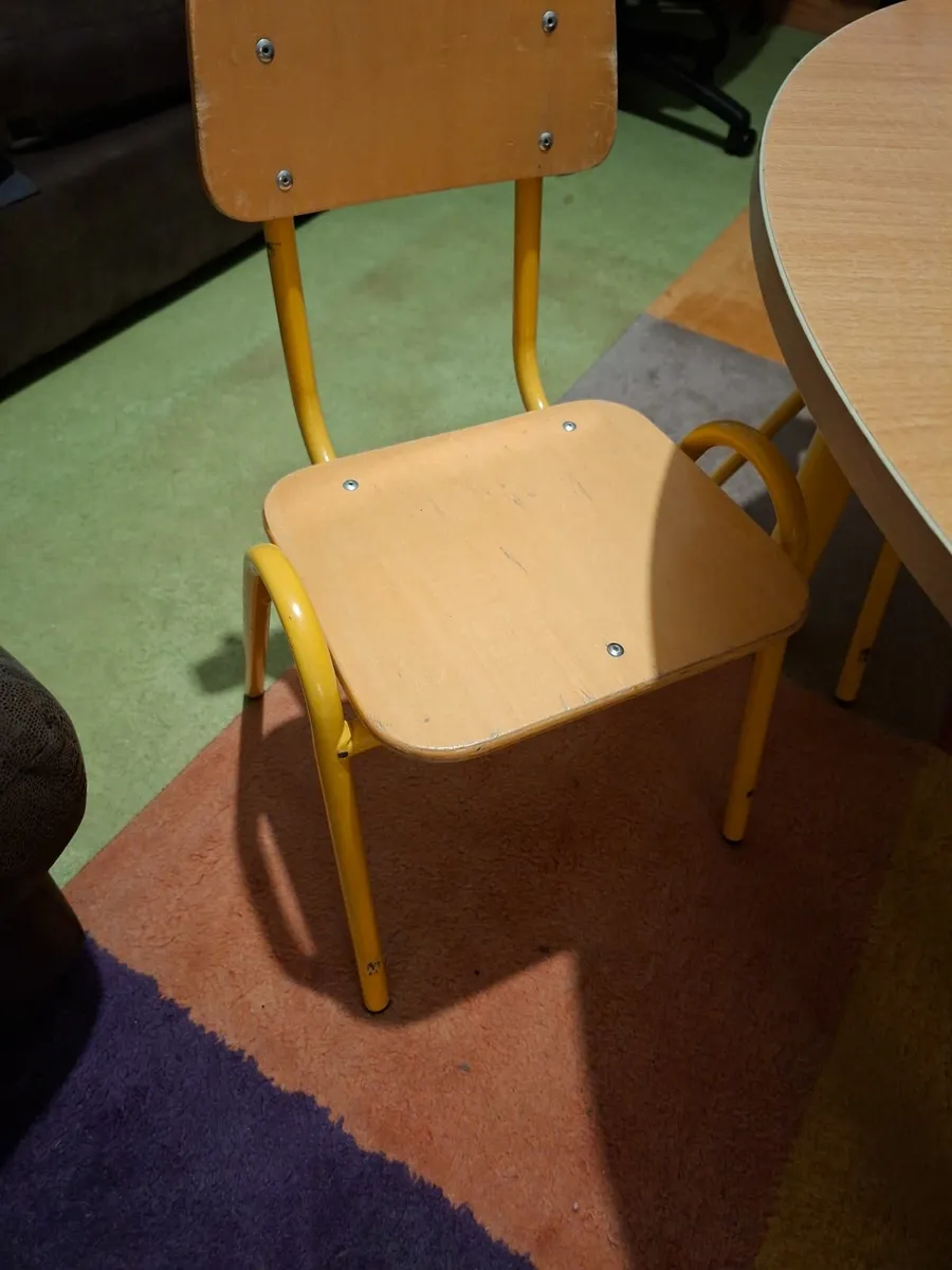 Kids table & chairs - Image 2