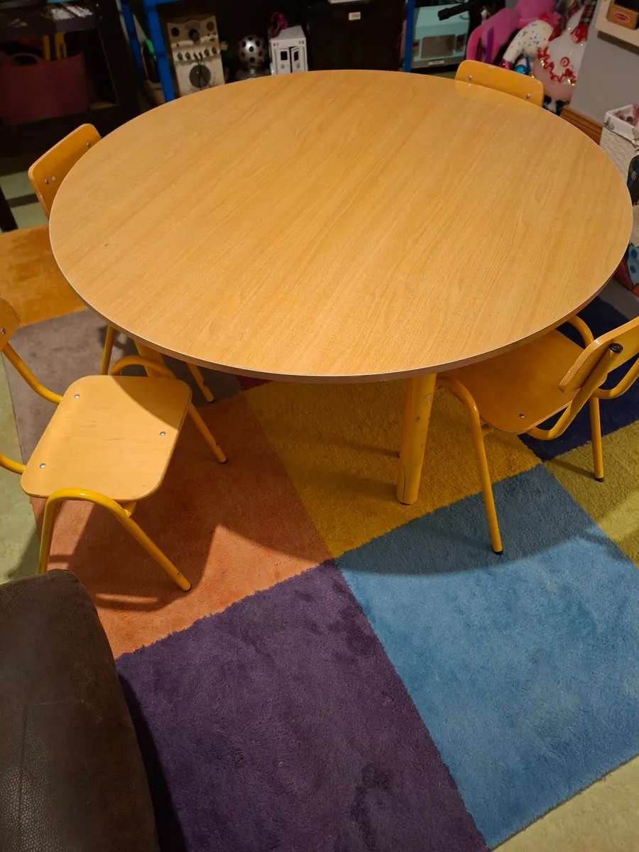 Kids table & chairs - Image 3