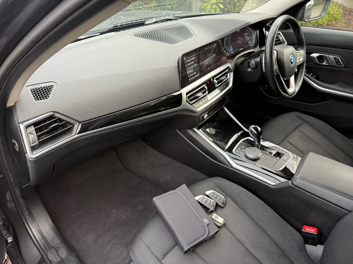 212 BMW 330e Pro Auto - Image 3