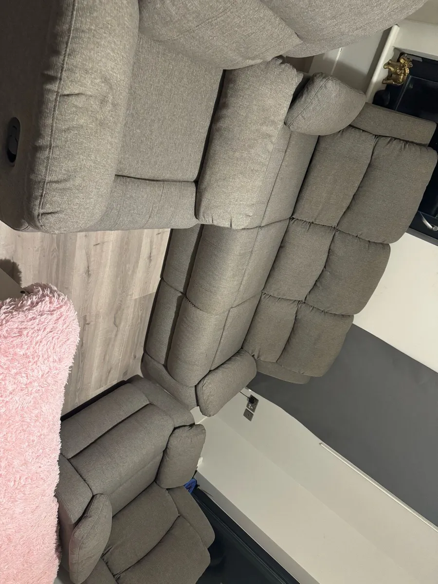 3 seater sofa + 2 recliner armchairs - Image 1